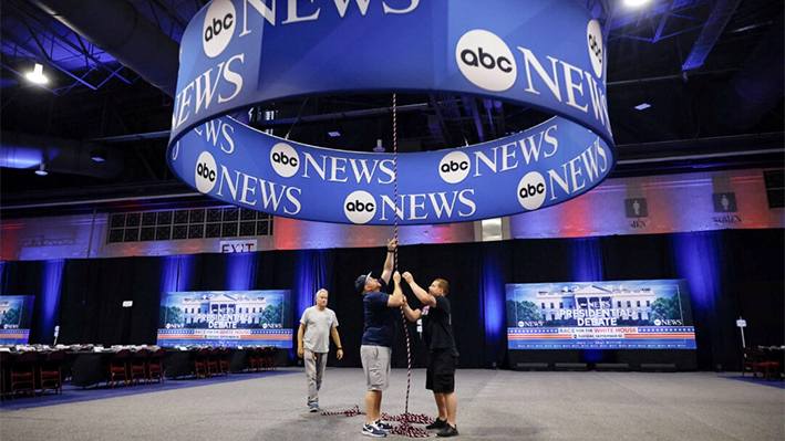 La señalización de ABC News se instala en el centro de archivo de medios de comunicación dentro del Centro de Convenciones de Pensilvania un día antes del debate presidencial en Filadelfia el 9 de septiembre de 2024. (Chip Somodevilla/Getty Images)
