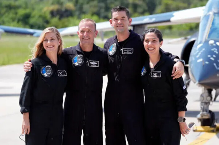 La especialista de misión Anna Menon (izq.), el piloto Scott Poteet (2da izq.), el comandante Jared Isaacman (2da der.) y la especialista de misión Sarah Gillis (der.) llegan al Centro Espacial Kennedy en Cabo Cañaveral, Florida, el 19 de agosto de 2024. (John Raoux/Foto AP)