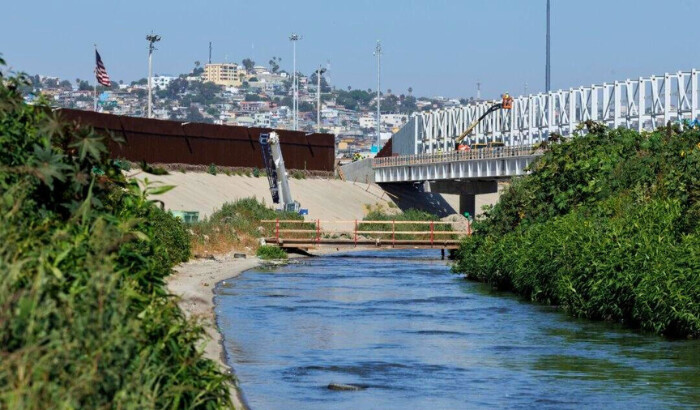 Aguas residuales sin tratar fluyen a lo largo del río Tijuana ubicado entre las fronteras primaria y secundaria junto a Tijuana, México, en San Diego el 27 de junio de 2024. (Mike Bake/Reuters)