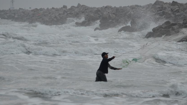 Un pescador aprovecha la fuerte marejada del mar en las costas de Tamaulipas (México). Imagen de archivo. EFE/Priciliano Jiménez