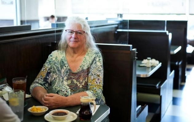 Tina Lucera en una cafetería de Bensalem, Pensilvania, el 9 de septiembre. (Samira Bouaou/The Epoch Times)