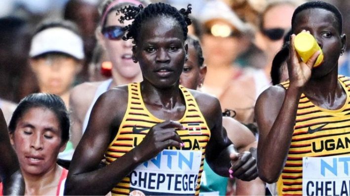 La ugandesa Rebecca Cheptegei compite en la final femenina de maratón en el Campeonato Mundial de Atletismo en Budapest, Hungría, el 26 de agosto de 2023. (Dylan Martinez/Reuters)
