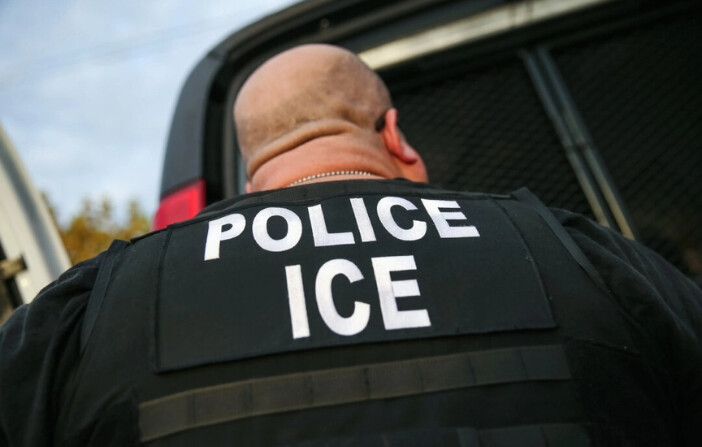 Un agente del Servicio de Inmigración y Control de Aduanas detiene a un inmigrante ilegal, en esta foto de archivo. (John Moore/Getty Images). 
