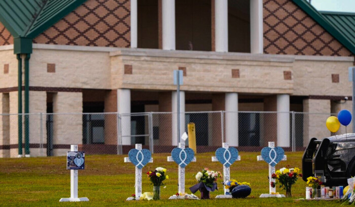 Un monumento en la escuela secundaria Apalachee después del tiroteo escolar del miércoles, en Winder, Georgia, el 7 de septiembre de 2024. (Mike Stewart/AP Photo)