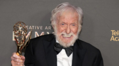 Dick Van Dyke no tiene planes de retirarse tras su última victoria en los Emmy