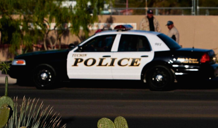 Un coche de policía está aparcado en una calle de Tucson, Arizona, el 5 de abril de 2008. (Chris Hondros/Getty Images)