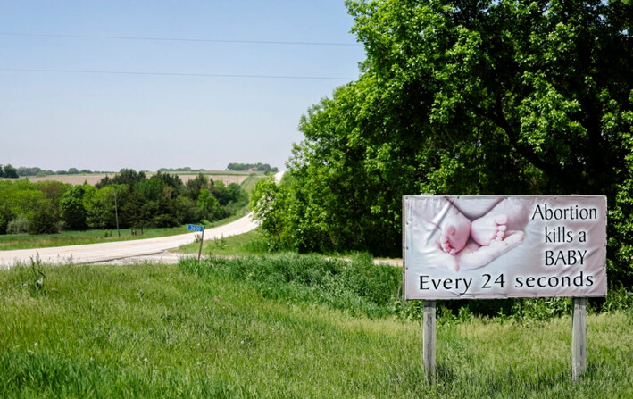 Un cartel pro-vida en una carretera en Agnew, Nebraska, el 14 de mayo de 2024. (Charly Triballeau/AFP)