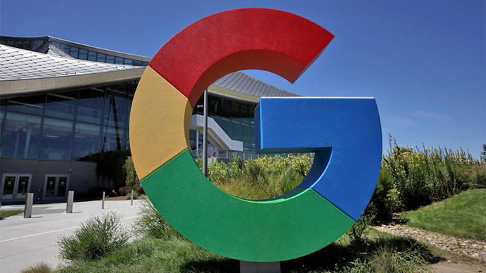 El logotipo de Google se muestra frente a la sede de la compañía durante el evento Made By Google el 13 de agosto de 2024 en Mountain View, California. (Justin Sullivan/Getty Images)