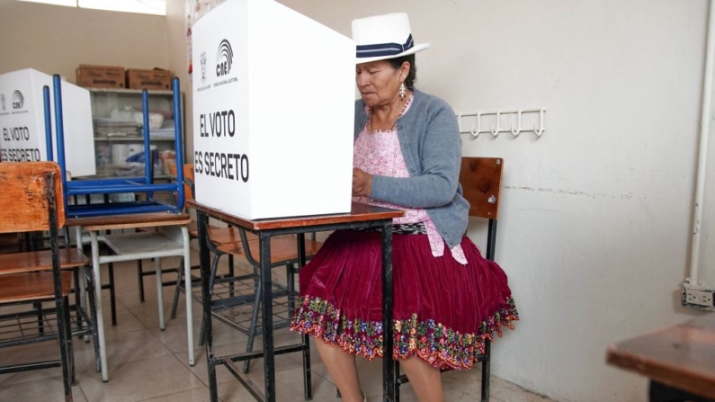 Una mujer indígena vota en un colegio electoral de la Unidad Educativa Fausto Molina en Tarqui, en los suburbios de Cuenca, Ecuador, el 15 de octubre de 2023, durante la segunda vuelta presidencial. (Fernando Machado/AFP vía Getty Images)