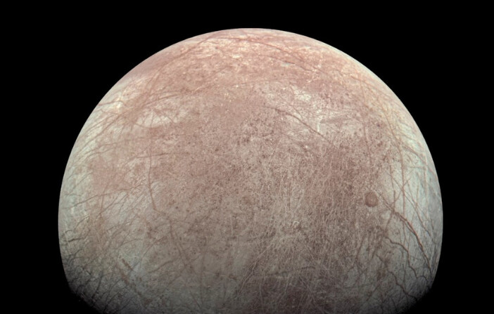 La luna Europa de Júpiter captada por la nave espacial Juno el 29 de septiembre de 2022, con el norte a la izquierda. (Kevin M. Gill/NASA/JPL-Caltech/SwRI vía AP). 