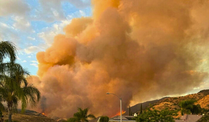 Las cuadrillas trabajan para proteger a las comunidades del incendio Line el 8 de septiembre en el condado de San Bernardino, California. (Servicio Forestal de EE. UU.)