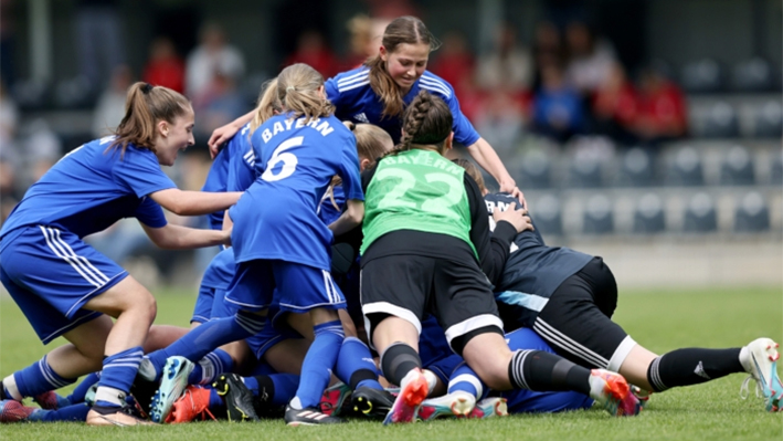 Un equipo juvenil femenino sub-14 (menores de 14 años) celebra la victoria de un partido en Duisburgo, Alemania, el 21 de mayo de 2023. (Christof Koepsel/Getty Images para la DFB)
