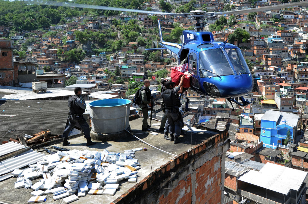 Militares brasileños hallan 240 kilos de ‘skunk’ en un helicóptero procedente de Venezuela