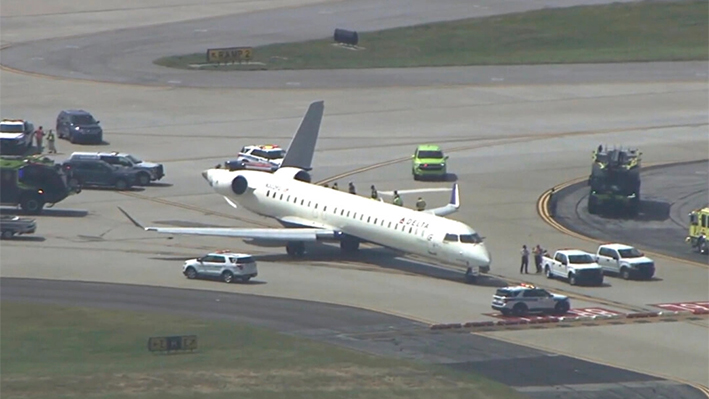 Un avión sufre daños en el Aeropuerto Internacional Hartsfield-Jackson de Atlanta tras colisionar con otro avión en una pista de rodaje, el 10 de septiembre de 2024. (WSB vía AP)
