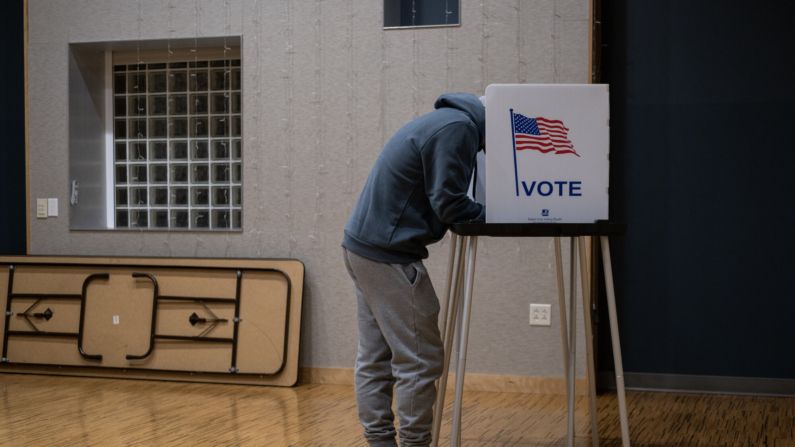 Un votante emite su voto en la Fundación Hillel el 8 de noviembre de 2022 en Madison, Wisconsin. (Jim Vondruska/Getty Images)