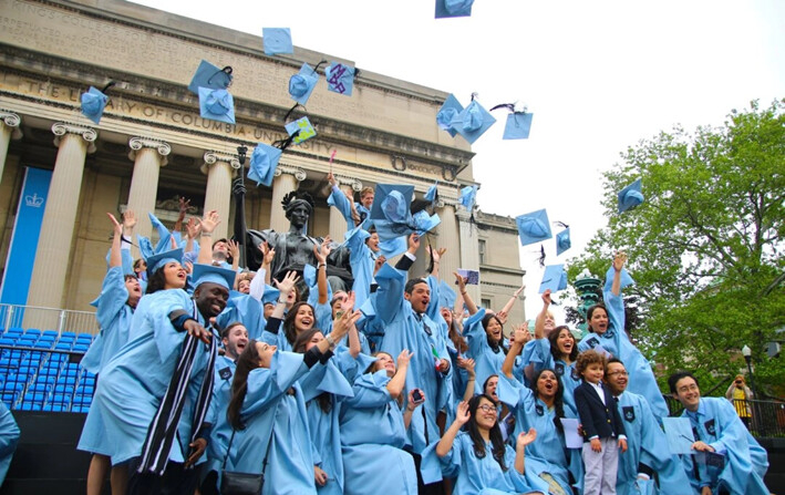 Los estudiantes de la Escuela de Asuntos Internacionales y Públicos de la Universidad de Columbia celebran su graduación, el 22 de mayo de 2014. (Allen Xie/The Epoch Times)