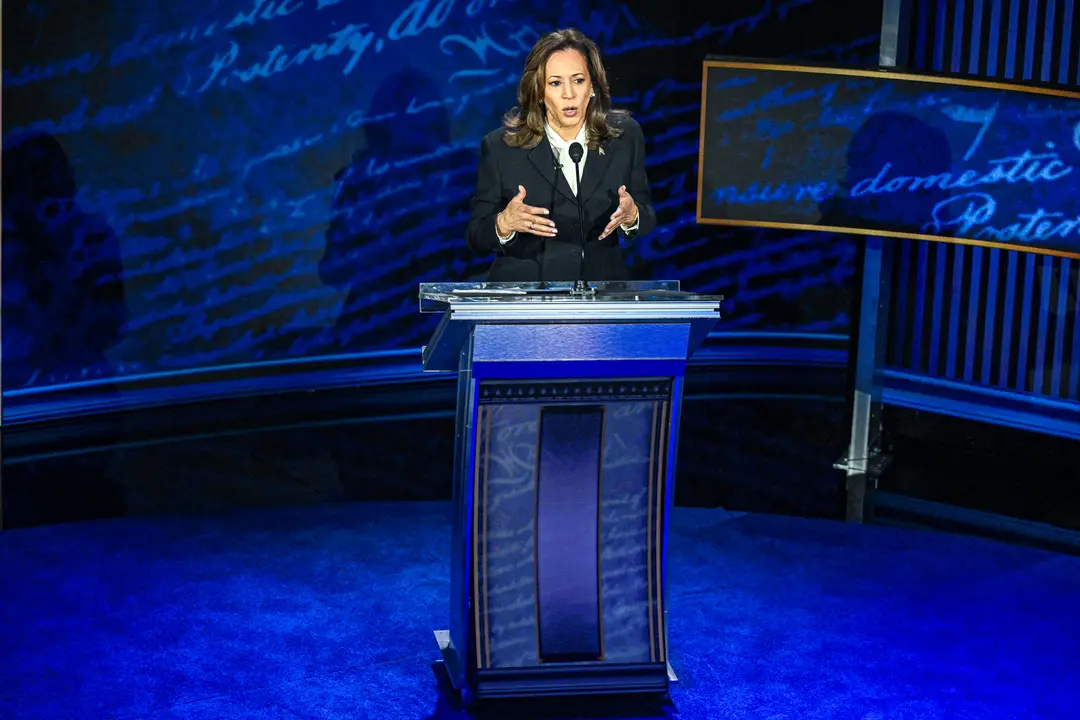 La vicepresidenta Kamala Harris habla durante un debate presidencial con el expresidente Donald Trump en el National Constitution Center de Filadelfia el 10 de septiembre de 2024. (Saul Loeb/AFP vía Getty Images)