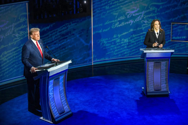 El expresidente Donald Trump (I) y la vicepresidenta Kamala Harris debaten en el Centro Nacional de la Constitución en Filadelfia el 10 de septiembre de 2024. (Saul Loeb/AFP vía Getty Images)