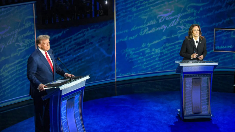 El expresidente Donald Trump (I) y la vicepresidenta Kamala Harris debaten en el Centro Nacional de la Constitución en Filadelfia el 10 de septiembre de 2024. (Saul Loeb/AFP vía Getty Images)
