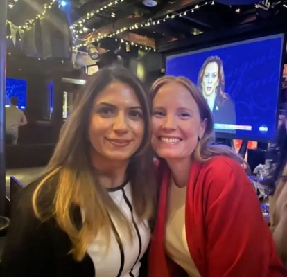 Esatmewa Deswani y Andrea Elizabeth en el Ulysses Bar and Restaurant watch party en Nueva York el 10 de septiembre de 2024 (Juliette Fairley/The Epoch Times)