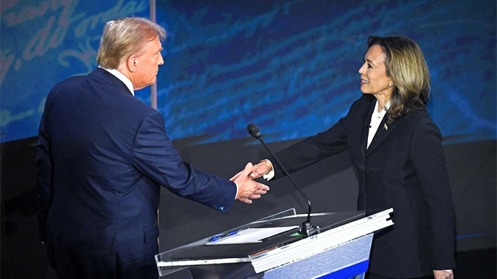 El expresidente Donald Trump (i) y la vicepresidenta Kamala Harris se dan la mano antes del debate presidencial en el Centro Nacional de la Constitución en Filadelfia el 10 de septiembre de 2024. (Saul Loeb/AFP vía Getty Images)