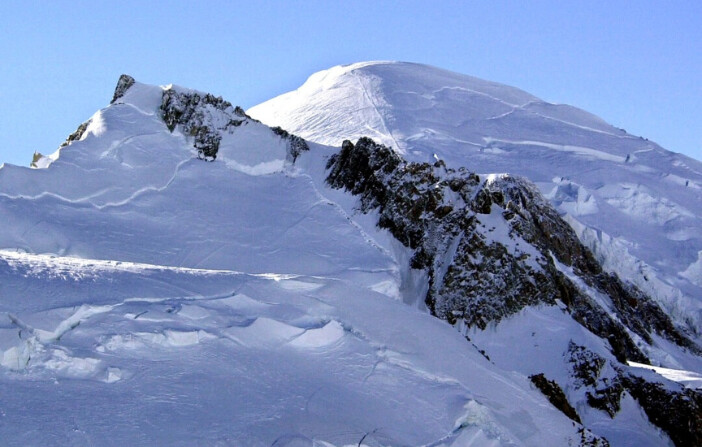 Mont Blanc, la montaña más alta de Europa occidental, el 19 de febrero de 2003. (Patrick Gardin/Foto AP). 