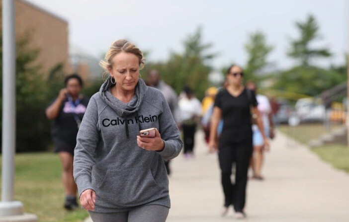 Los familiares de los estudiantes de la escuela secundaria Northwest se reúnen y esperan a que los estudiantes sean liberados de la escuela después que se informó de un tiroteo, en Omaha, Nebraska, el 10 de septiembre de 2024. (Megan Nielsen/Omaha World-Herald vía AP). 