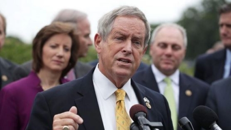 Hospitalizan al congresista Joe Wilson tras desmayarse en un acto en Washington