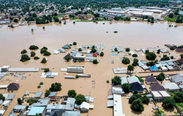 Casas parcialmente sumergidas tras el colapso de una presa en Maiduguri, Nigeria, el 10 de septiembre de 2024. (Musa Ajit Borno/Fotos AP). 

