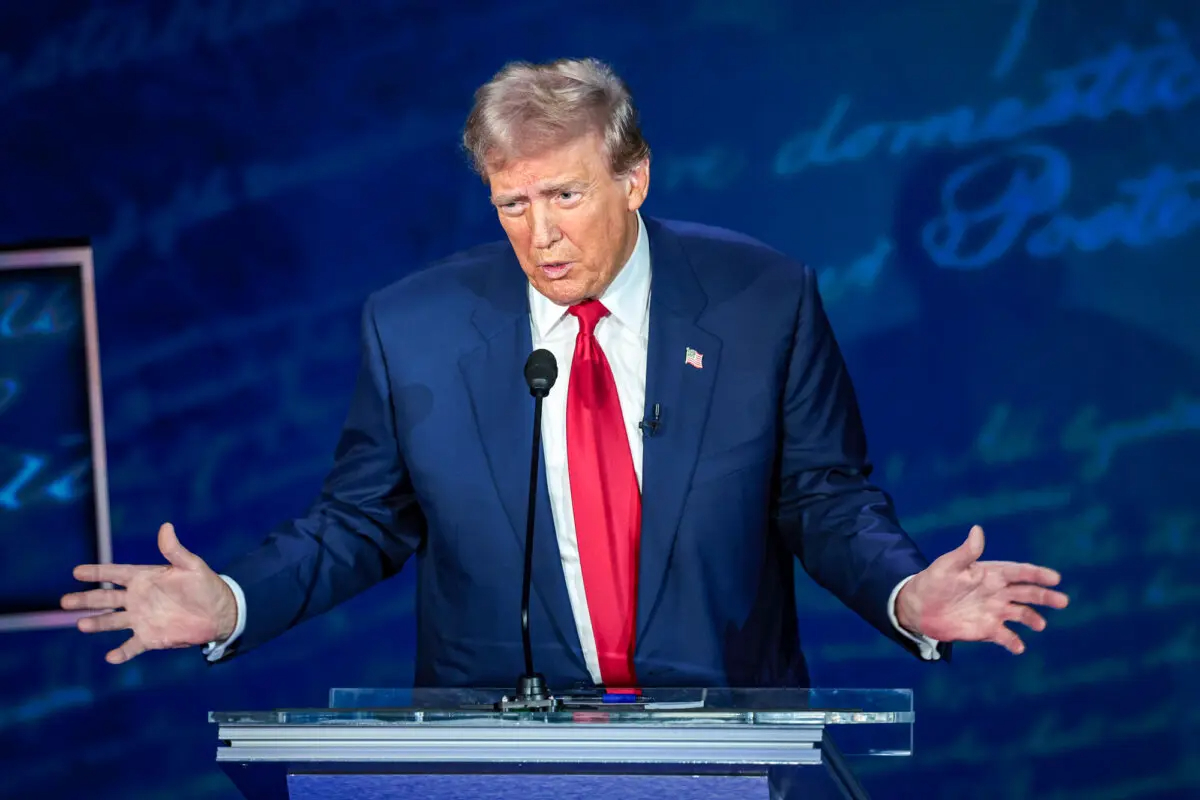 El expresidente Donald Trump habla durante un debate presidencial con la vicepresidenta Kamala Harris en el Centro Nacional de la Constitución en Filadelfia el 10 de septiembre de 2024. (Win McNamee/Getty Images)