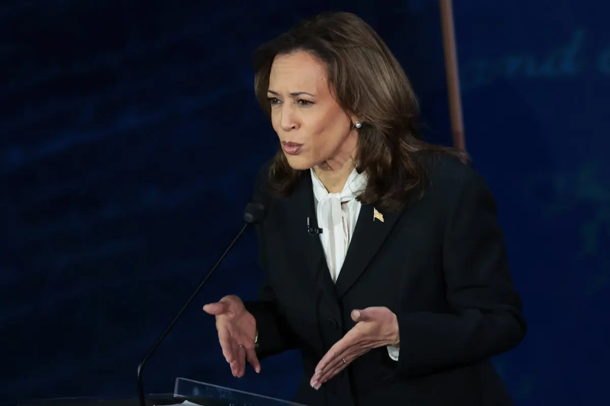 La candidata presidencial demócrata, la vicepresidenta Kamala Harris, debate con el candidato presidencial republicano, el expresidente Donald Trump, en The National Constitution Center de Filadelfia el 10 de septiembre de 2024. (Win McNamee/Getty Images)