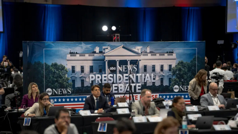 Miembros de la prensa observan el debate presidencial entre el candidato republicano, el expresidente Donald J. Trump, y la candidata demócrata, la vicepresidenta Kamala Harris, en Filadelfia, Pensilvania, el 10 de septiembre de 2024. (Madalina Vasiliu/The Epoch Times)
