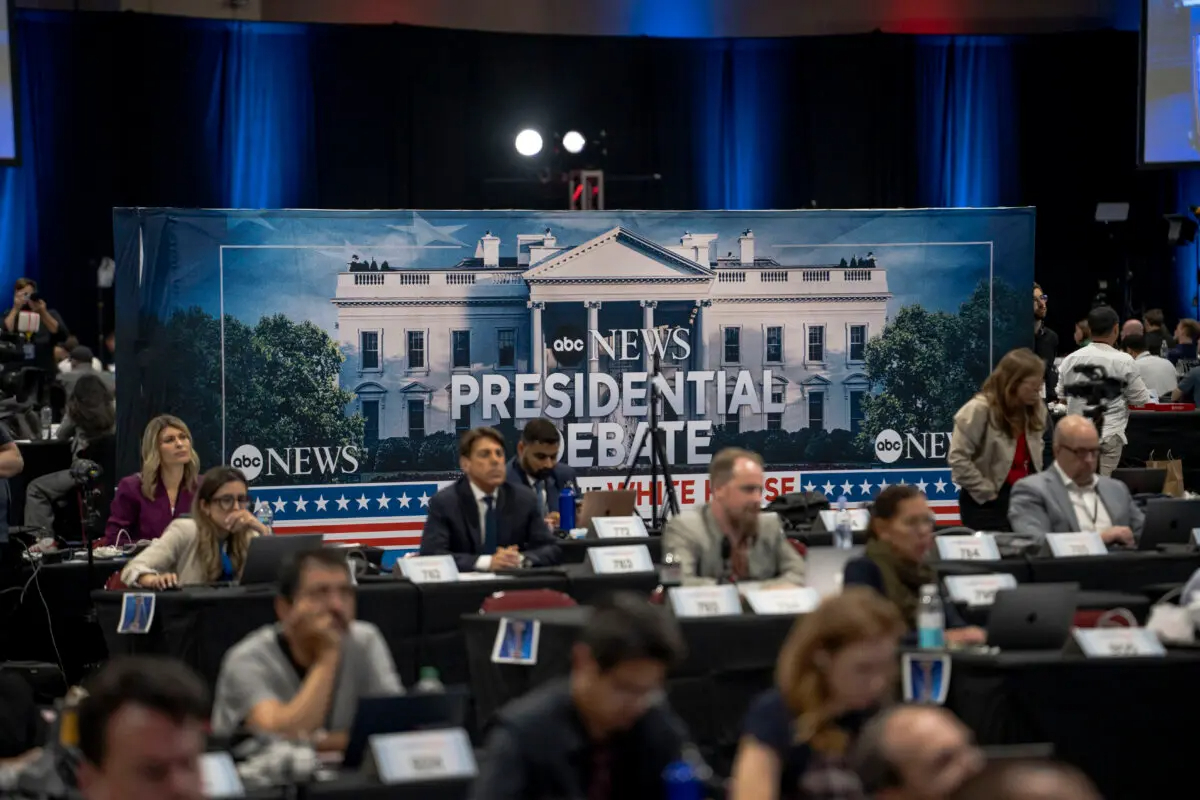 Miembros de la prensa observan el debate presidencial entre el candidato republicano, el expresidente Donald J. Trump, y la candidata demócrata, la vicepresidenta Kamala Harris, en Filadelfia, Pensilvania, el 10 de septiembre de 2024. (Madalina Vasiliu/The Epoch Times)