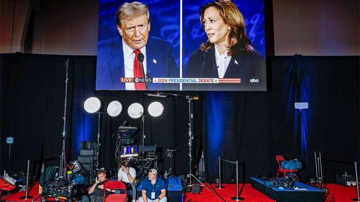 El candidato presidencial republicano, el expresidente Donald Trump, y la candidata presidencial demócrata, la vicepresidenta Kamala Harris, aparecen en las pantallas del centro de prensa del Centro de Convenciones de Pensilvania, en Filadelfia, el 10 de septiembre de 2024. (Chip Somodevilla/Getty Images)
