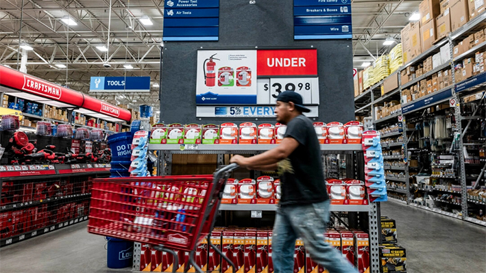 Varias personas compran en una tienda de artículos para el hogar en Nueva York el 14 de agosto de 2024. (Spencer Platt/Getty Images)
