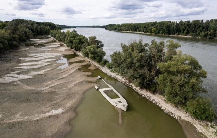 Naufragio en el río Danubio debido a una grave sequía cerca de Mohacs, Hungría, el 10 de septiembre de 2024. (Marton Monus/Reuters). 
