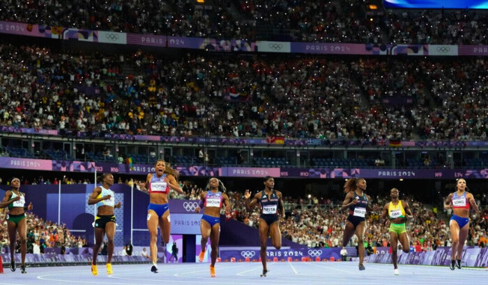 Gabrielle Thomas (3ª izq.) de Estados Unidos reacciona después de ganar la final femenina de 200 metros en los Juegos Olímpicos de Verano de 2024 en Saint-Denis, Francia, el 6 de agosto de 2024. (Petr David Josek /AP Photo)