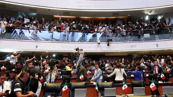 Trabajadores del poder judicial, irrumpen una sesión en contra de la reforma impulsada por Morena, en la Cámara de Senadores de Ciudad de México, México, el 11 de septiembre. (EFE/ Madla Hartz)