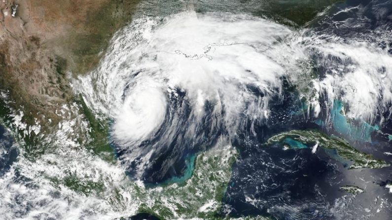 Un poco fortalecido el huracán Francine se aproxima este miércoles a la costa de Luisiana (EE.UU.) con vientos máximos sostenidos de 150 kilómetros por hora (90 millas). EFE/EPA/Nasa Worldview