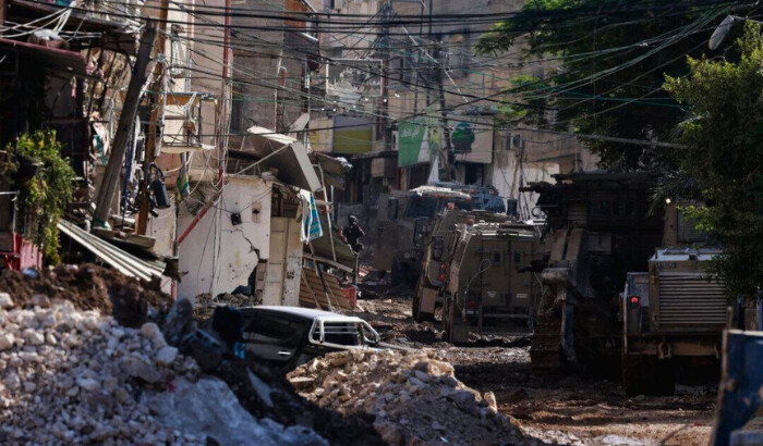 Vehículos blindados israelíes circulan por una calle destruida durante una redada en Tulkarem el 10 de septiembre de 2024, en medio de una ofensiva militar a gran escala lanzada una semana antes en Cisjordania. (Jaafar Ashtiyeh/ AFP vía Getty Images)