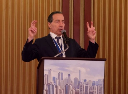 El representante Jamie Raskin (D-Md.) se dirige a un desayuno para los delegados de Pennsylvania en el Palmer House Hilton Hotel en Chicago, Illinois, el 21 de agosto de 2024. (ravis Gillmore/The Epoch Times)