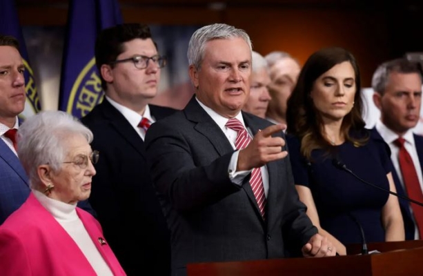 El presidente del Comité de Supervisión y Rendición de Cuentas de la Cámara de Representantes, James Comer (R-Ky.), y otros miembros republicanos del comité presentan los resultados preliminares de su investigación sobre la familia del presidente Joe Biden en una conferencia de prensa el 10 de mayo de 2023, en Washington. Chip Somodevilla/Getty Images)