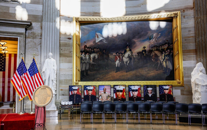 Fotografías de los 13 militares estadounidenses, que murieron en el atentado suicida en el Aeropuerto Internacional Hamid Karzai en Afganistán, se exhiben antes de una ceremonia de entrega de medallas, en la rotonda del Capitolio de EE.UU., el 10 de septiembre de 2024. (Anna Moneymaker/Getty Images)