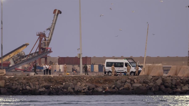 Un grupo de migrantes ha intentado acceder a Melilla nadando desde Marruecos, en una imagen de archivo. EFE/Giner