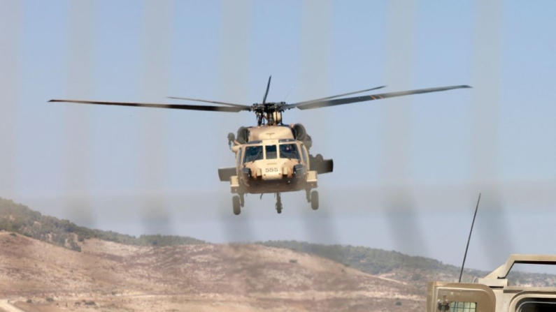 Las fuerzas israelíes evacuan a un soldado herido en un helicóptero Black Hawk en la ciudad israelí de Muqeibila, al norte de Cisjordania ocupada, el 3 de julio de 2023. (Menahem Kahana/AFP vía Getty Images)