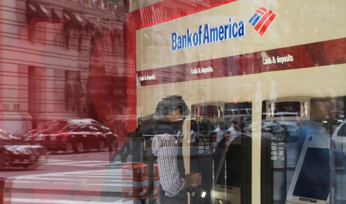 Un cliente utiliza un cajero automático en una sucursal de Bank of America en Boston, Massachusetts, el 11 de octubre de 2017. (Brian Snyder/Reuters)