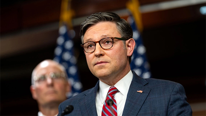 El presidente de la Cámara de Representantes Mike Johnson (R-La.) habla durante una rueda de prensa en el Capitolio de EE. UU. el 10 de septiembre de 2024. (Kent Nishimura/Getty Images)
