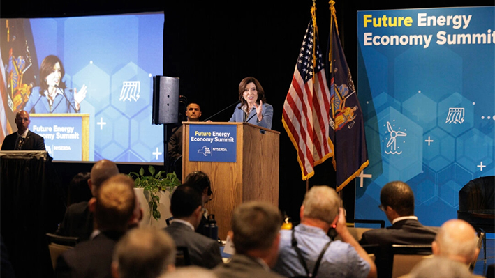 La gobernadora Kathy Hochul pronuncia un discurso en la Cumbre sobre la Economía Energética del Futuro en Syracuse, Nueva York, el 5 de septiembre de 2024. (Cortesía de la Oficina del Gobernador)
