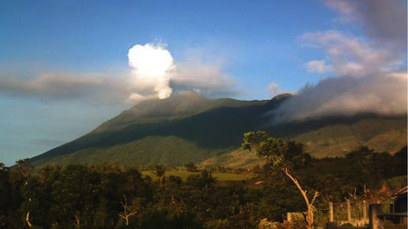 Esta imagen tomada de un video el 13 de enero de 2016 muestra al volcán Kanlaon mientras arrojaba cenizas al aire el 26 de diciembre de 2015. (Archie Rey Alipalo/AFP vía Getty Images)