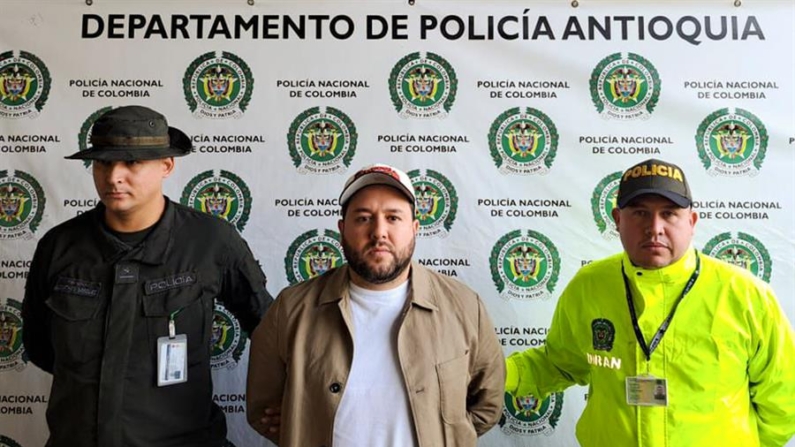 Fotografía cedida el 11 de septiembre de 2024 por la Policía Nacional de Colombia que muestra al ciudadano mexicano, Ángel Josué Velázquez Bravo (c), durante su captura en Medellín (Colombia). EFE/ Policía Nacional de Colombia